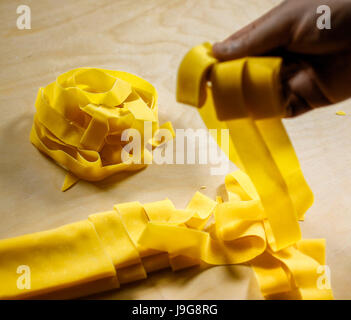 Pappardelle.tradizionali casalinghe italiane pasta fresca, dopo il taglio. Foto Stock