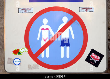 Cartello stradale che vieta di indossare il costume da tronchi o bikini nel centro della città di Aigues-Mortes Camargue Francia Foto Stock
