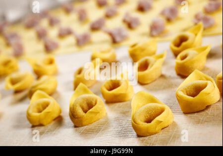 I Tortellini. In casa italiana paste ripiene fatte con la pasta fresca impastata con farina e uova; ripiene di carne e formaggio parmigiano. Foto Stock