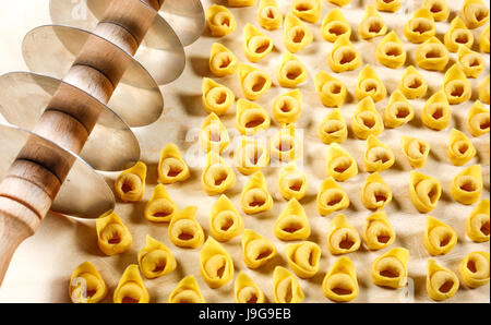 I Tortellini. In casa italiana paste ripiene fatte con la pasta fresca impastata con farina e uova; ripiene di carne e formaggio parmigiano. Foto Stock