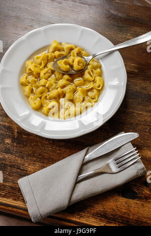 Tortellini con brodo. In casa tipica pasta fresca ripiena cotto in brodo. Foto Stock