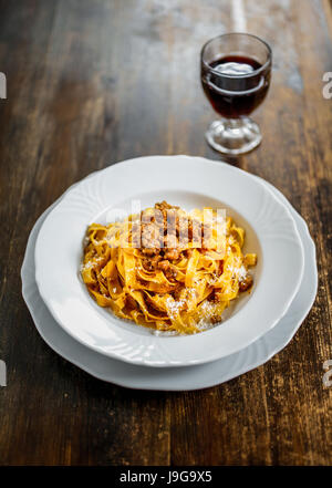 Tagliatelle al ragù. Tipica casalinga di pasta fresca con ragù di carne. Foto Stock