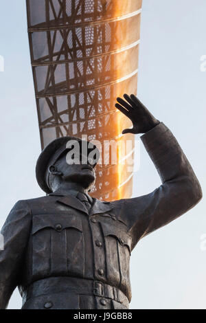 Inghilterra, Warwickshire, Coventry, Sir Frank Whittle statua e Whittle archi Foto Stock