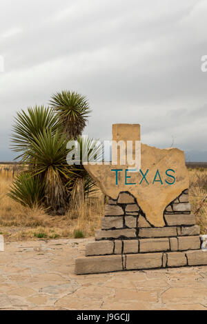 Molle di pino, Texas - un segno sulla US Highway 180/62 accoglie i viaggiatori dal Nuovo Messico al Texas. Foto Stock