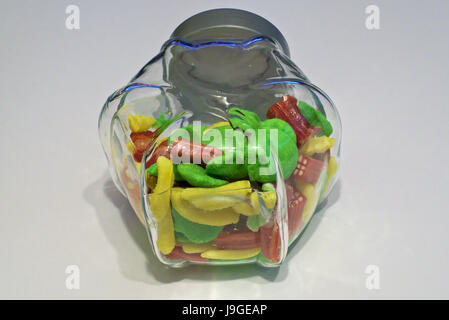 Il vasetto di vetro contenente una deliziosa frutta gummies sagomato Foto Stock