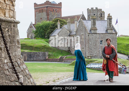 Inghilterra, Kent, Dover, il castello di Dover, giovane vestito in costume medievale, Foto Stock