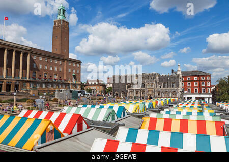 Inghilterra, East Anglia, Norfolk, Norwich, Mercato di Norwich City Hall e Guildhall in background, Foto Stock