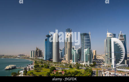 Il Qatar Doha City, la Corniche, West Bay Skyline Foto Stock