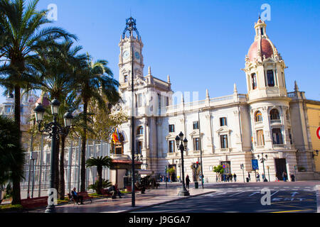 Il stile neoclassico Municipio (Ayuntamiento) domina Plaza del Ayuntamiento a Valencia in Spagna. Foto Stock