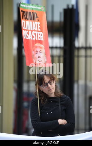 I manifestanti al di fuori dell'Ambasciata Americana dopo il Presidente degli Stati Uniti, Donald Trump tirato il noi fuori del mondo primo completo accordo sul cambiamento climatico. Foto Stock