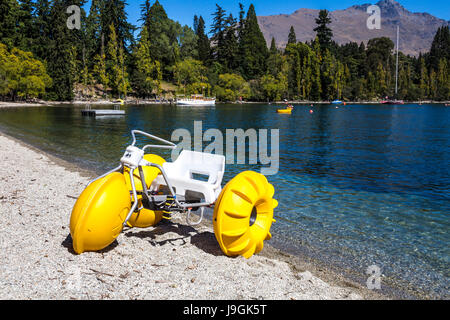 Aqua ciclo sulla spiaggia di lui a Queenstown, Nuova Zelanda Foto Stock