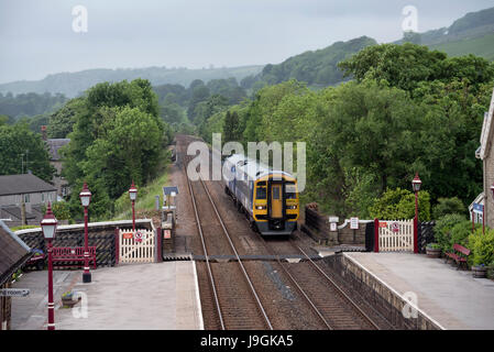 Un velocista treno da Carlisle arrivando a Settle station, North Yorkshire, in rotta verso Leeds, Regno Unito. Foto Stock