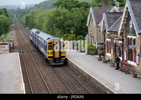 Un velocista treno da Carlisle arrivando a Settle station, North Yorkshire, in rotta verso Leeds, Regno Unito. Foto Stock