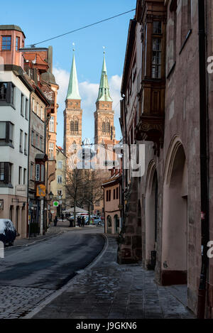 Irrerstraße e chiesa di S. Sebaldo a Norimberga, Germania Foto Stock