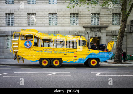 Meccanica il fissaggio ripartiti London Duck Tour bus su Millbank, London, Regno Unito Foto Stock