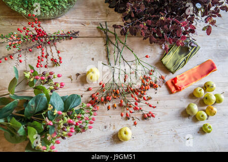 Fare ghirlande di fiori Foto Stock