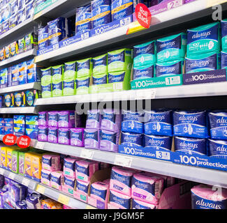 Supermercato dispaly di Tampax, tamponi, prodotti femminile. Regno Unito Foto Stock