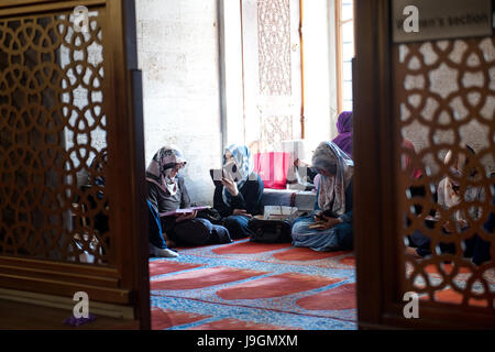 Le donne di pregare presso la Moschea di Suleymaniye Foto Stock