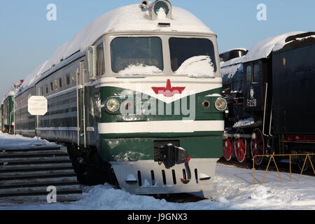 Locomotiva diesel alla stazione in inverno, vista frontale Foto Stock