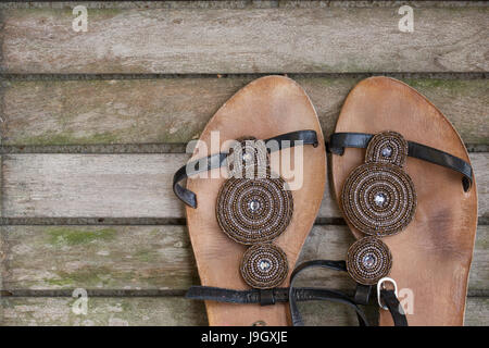 Estate in pelle scarpe donna su un vecchio superficie di legno. Trend di sfondo,fashion,stagione,,stile outlook,look book Foto Stock