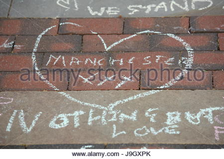 Un grande cuore conta in bianco sul terreno in St Ann's Square a Manchester dopo l attacco alla Manchester Arena Foto Stock