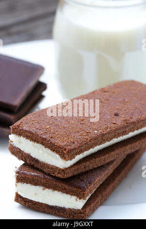 Cioccolato artigianale spugna con il riempimento di latte su una piastra bianca. Primo piano Foto Stock