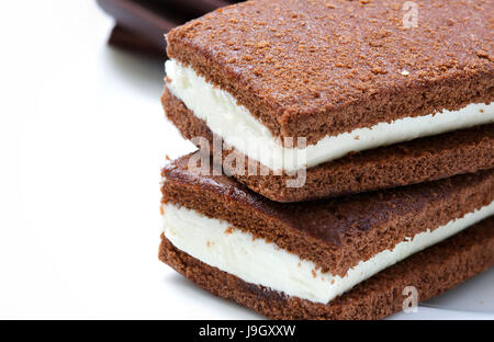 Cioccolato artigianale spugna con il riempimento di latte su una piastra bianca. Primo piano Foto Stock