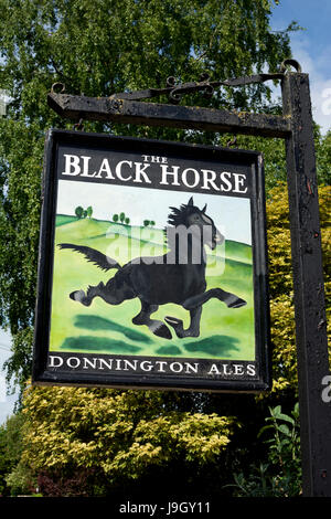 Il cavallo nero pub segno, Naunton, Gloucestershire, England, Regno Unito Foto Stock