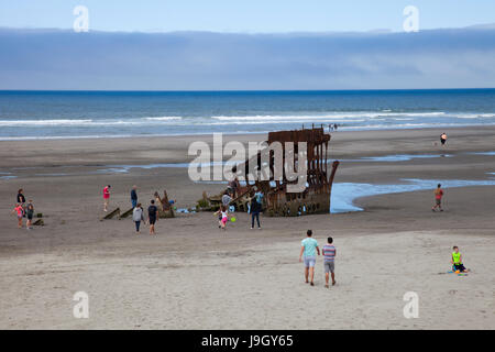 Spiaggia, relitto del Peter Iredale, Fort Stevens, sito storico, area di Warrenton, Astoria, Oregon, Stati Uniti d'America, America Foto Stock