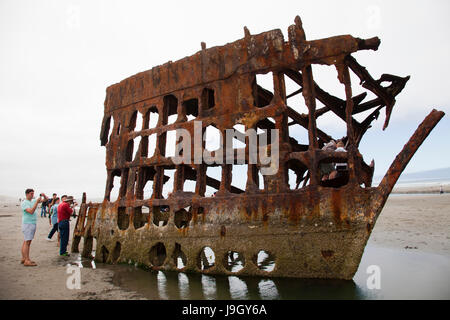 Spiaggia, relitto del Peter Iredale, Fort Stevens, sito storico, area di Warrenton, Astoria, Oregon, Stati Uniti d'America, America Foto Stock