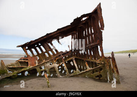 Spiaggia, relitto del Peter Iredale, Fort Stevens, sito storico, area di Warrenton, Astoria, Oregon, Stati Uniti d'America, America Foto Stock