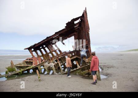 Spiaggia, relitto del Peter Iredale, Fort Stevens, sito storico, area di Warrenton, Astoria, Oregon, Stati Uniti d'America, America Foto Stock