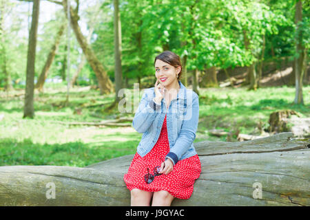 Una donna in una foresta Foto Stock