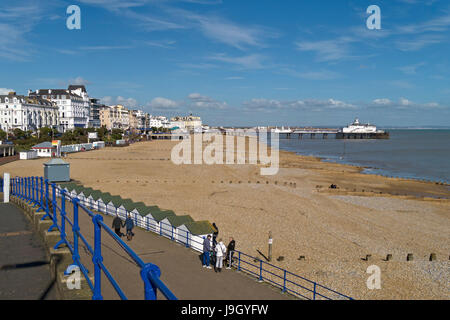 Eastbourne spiaggia, il lungomare e il molo sulla soleggiata giornata di primavera con cielo blu, Eastbourne, East Sussex, England, Regno Unito Foto Stock