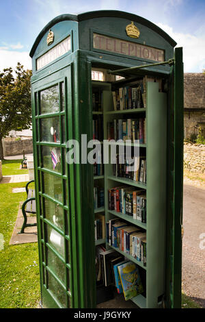 Regno Unito Inghilterra, Dorset, Portesham, Front Street, verniciato di verde K ridondanti6 casella telefono utilizzato come villaggio prenota exchange Foto Stock