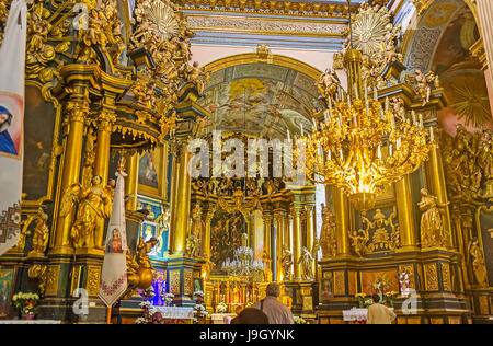 LEOPOLI, UCRAINA - 16 MAGGIO 2017: L'interno barocco dell'ex Bernardino, oggi chiesa greco-cattolica di Sant'Andrea il primo chiamato Foto Stock