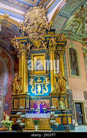 LEOPOLI, UCRAINA - 16 MAGGIO 2017: L'altare della Vergine Maria a Sant'Andrea la prima chiesa chiamata con l'antica icona, colonne dorate e sculture Foto Stock