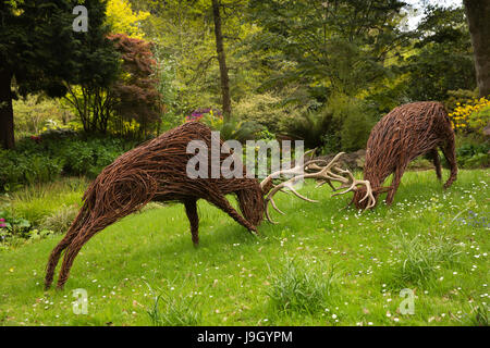 Regno Unito Inghilterra, Dorset, Abbotsbury, Sub Tropical Gardens, Jo Sadler's solchi stags willow scultura Foto Stock