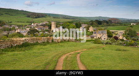 Regno Unito Inghilterra, Dorset, Abbotsbury, villaggio vista panoramica da Chapel Hill Foto Stock