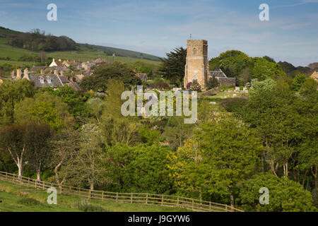 Regno Unito Inghilterra, Dorset, Abbotsbury, villaggio e St Nicholas Chiesa parrocchiale da Chapel Hill Foto Stock