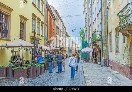 LEOPOLI, UCRAINA - 16 MAGGIO 2017: La città è famosa per i suoi numerosi caffè d'arte con un'atmosfera unica, la gustosa cucina locale e il design interessante Foto Stock