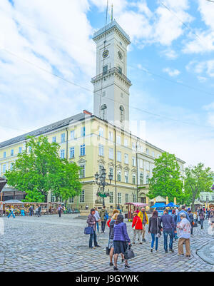 LEOPOLI, UCRAINA - 16 MAGGIO 2017: La torre dell'orologio del municipio è uno dei simboli della città vecchia, il 16 maggio a Leopoli. Foto Stock