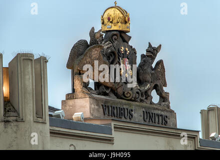 Protezione della decorazione del tetto di palazzo di Praga - Viribus Unitis (con united forces) slogan dall impero austriaco. Viribus Unitis media con forza congiunta Foto Stock