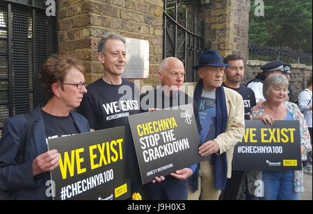 Peter Tatchell, attivista per i diritti umani (seconda a sinistra) e Sir Ian McKellen (quarta a sinistra) si uniscono ai manifestanti fuori dall'ambasciata russa di Londra esprimendo la loro rabbia contro una 'purga' di gay in Cecenia. Foto Stock