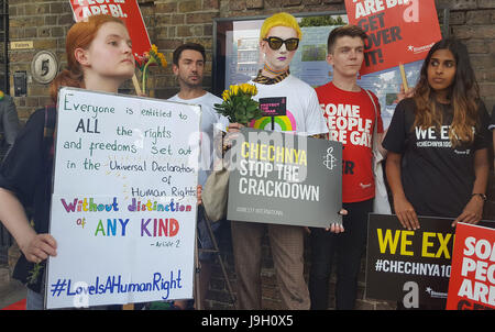 I manifestanti fuori dall'ambasciata russa a Londra manifestano la loro rabbia contro una 'purga' di omosessuali in Cecenia. Foto Stock