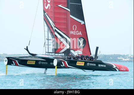 Il grande suono, Bermuda. Il 1 giugno, 2017. Emirates Team New Zealand warm up per la seconda giornata di gara del Round Robin due della Coppa America qualificazioni. Credito: Chris Cameron/Alamy Live News Foto Stock