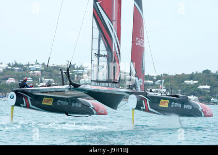 Il grande suono, Bermuda. Il 1 giugno, 2017. Emirates Team New Zealand warm up per la seconda giornata di gara del Round Robin due della Coppa America qualificazioni. Credito: Chris Cameron/Alamy Live News Foto Stock