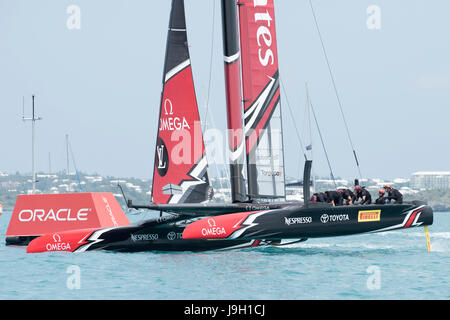 Il grande suono, Bermuda. Il 1 giugno, 2017. Emirates Team New Zealand battere Land Rover bar in gara 5 del Round Robin due della Coppa America qualificazioni. Credito: Chris Cameron/Alamy Live News Foto Stock