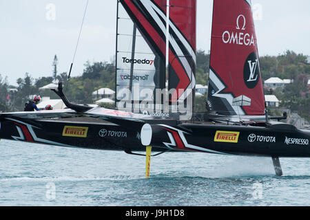 Il grande suono, Bermuda. Il 1 giugno, 2017. Emirates Team New Zealand warm up per la seconda giornata di gara del Round Robin due della Coppa America qualificazioni. Credito: Chris Cameron/Alamy Live News Foto Stock