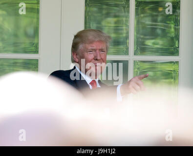 Washington, Stati Uniti d'America. 1° giu, 2017. Il Presidente degli Stati Uniti, Trump riconosce i sostenitori dopo aver fatto una dichiarazione per quanto riguarda l'accordo di Parigi nel Giardino delle Rose della Casa Bianca di Washington, DC, giovedì 1 giugno 2017. Il Presidente ha annunciato la noi potrà recedere dall'accordo. Credito: MediaPunch Inc/Alamy Live News Foto Stock